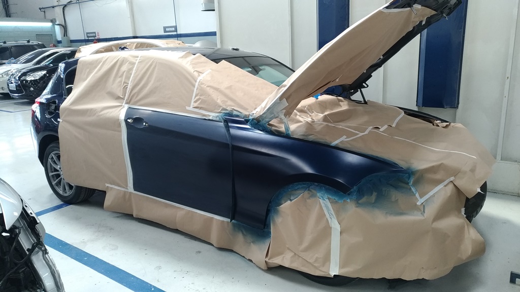 Veículo BMW em processo de reparo na oficina