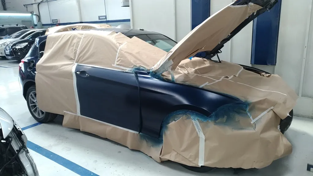 Veículo BMW em processo de reparo na oficina
